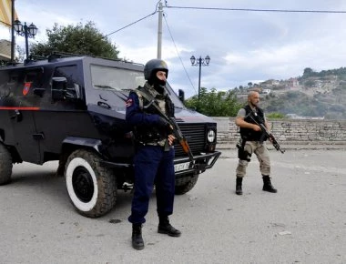 Οι Αλβανοί αστυνομικοί βούτηξαν και τους σάκους με ρόδια και καρύδια που είχε σπίτι του ο ήρωας Κ.Κατσίφας!